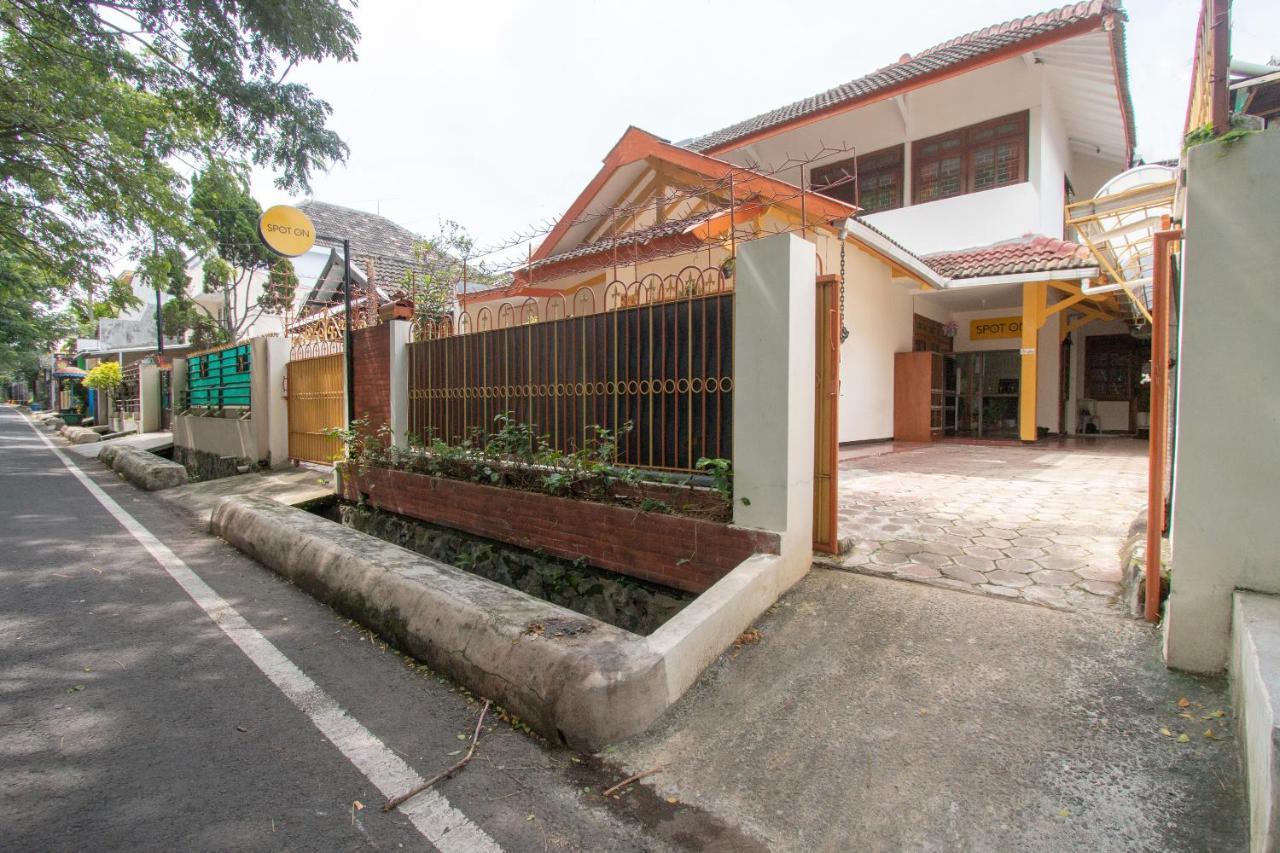 Spot On 3218 Bee Palm Family Syariah Hotel Malang Exterior photo
